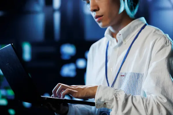 Администратор Системы Dara Работающий Над Кодом Программированием Ноутбуке Устранением Неполадок — стоковое фото
