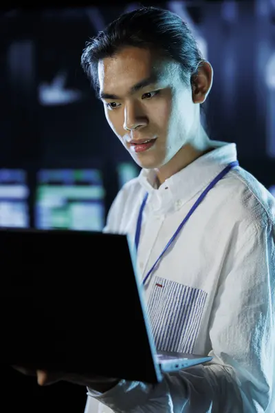 Dara Center Knowledgeable Professional Running Code Programming Laptop Troubleshooting Upgrading — Stock Photo, Image