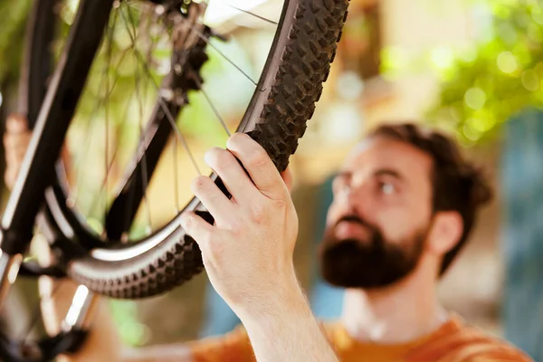 Tiro Detalhado Jovem Segurando Segurando Borracha Pneu Bicicleta Para Desmontar — Fotografia de Stock