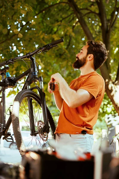Committed Male Cyclist Using Expert Tools Repair Fix Bike Head — Stock Photo, Image