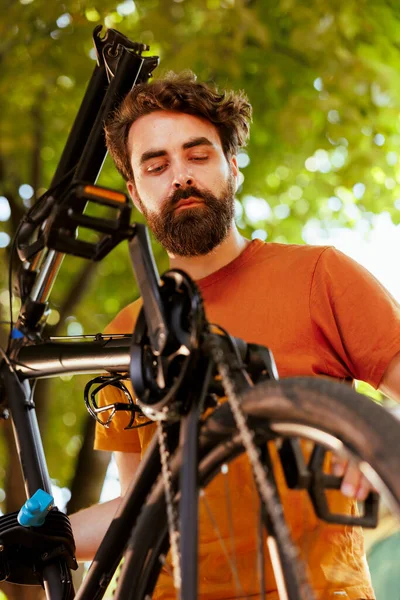 Close Ciclista Masculino Caucasiano Segurando Sua Roda Bicicleta Garantindo Uma — Fotografia de Stock