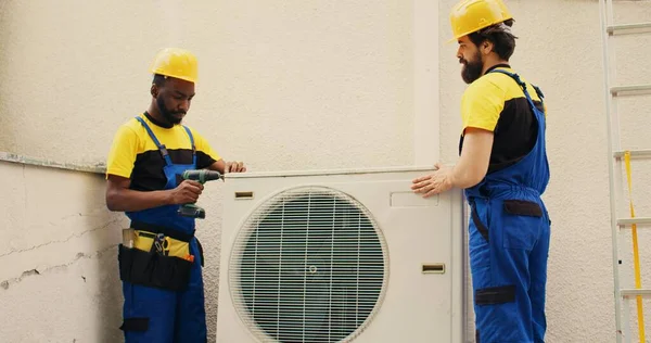 Engineering Collega Openen Roestige Out Service Airconditioner Vervangen Door Nieuwe — Stockfoto