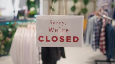 Son moda giyim mağazası mesai saatleri bittikten sonra gece kapanıyor. Son derece yakın çekim. Üzgünüm, mesai bitiminde alışveriş merkezinin butik kapısında kapalı mesaj işareti var.