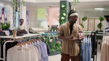 İnternet sunucusu sosyal medya içeriğini ikinci el dükkanında kaydediyor, takipçilere gizli mücevherleri gösteriyor. İkinci el giyim mağazasındaki nüfuzlu kişi son bulguları sunuyor, alışveriş yapıyor.