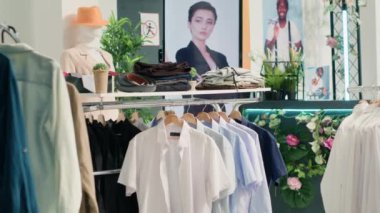 Boş sıfır atık alışveriş mağazası ucuz ve sürdürülebilir tasarımcı giysileri sergiliyor, giysileri çöp sahasına ulaşmaktan kurtarıyor. Çevre dostu ikinci el mağazasında şık erkek gömlekleri.