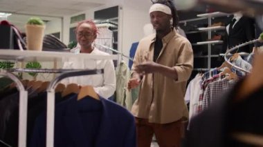 Moda danışmanı, müşterilerine gardırobunu yapmaları için yardım etmiş. İkinci el mağazasında birlikte antika kıyafetler alışverişi yapmışlar. Premium SH mağazasında mükemmel uyumu bulmada uzman yardımcı istemci