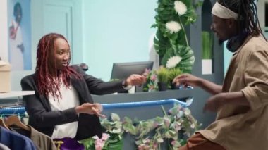 Kadın ve erkek ucuzluk mağazasında eğleniyor müşterileri cezbetmek için reklam çekiyorlar. İkinci el giyim mağazasının reklamları sırasında aktörler gülüyor ve dans ediyor.