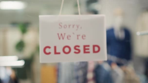 Tasarımcı Giyim Mağazasının Kapısının Müşterilere Kapalı Olduğunu Bildiren Kapısına Yakın — Stok video