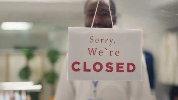 Afrykański Amerykanin Pracujący Rano Sklepie Odzieżą Czekający Klientów Szczęśliwy Sprzedawca — Wideo stockowe