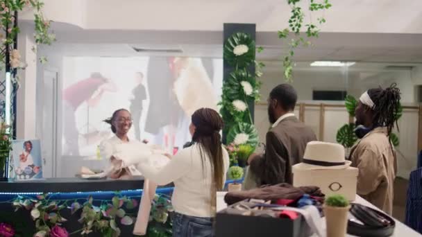 Klienci Eleganckim Sklepie Odzieżowym Płacą Stylowe Ubrania Przy Kasie Wspomagane — Wideo stockowe