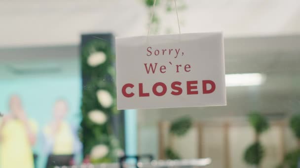 Λυπούμαστε Είμαστε Κλειστά Υπογράψει Άδειο Κατάστημα Ρούχων Στο Εμπορικό Κέντρο — Αρχείο Βίντεο