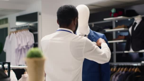 Employé Serrant Élégante Cravate Blazer Sur Mannequin Dans Magasin Vêtements — Video