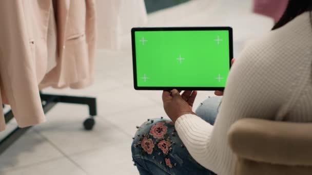 Mujer Afroamericana Sosteniendo Tableta Pantalla Verde Tienda Ropa Lujo Con — Vídeos de Stock