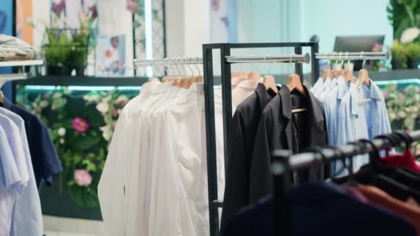 Panning Záběr Prázdného Luxusního Módního Butiku Elegantním Oblečením Regálech Oblečení — Stock video