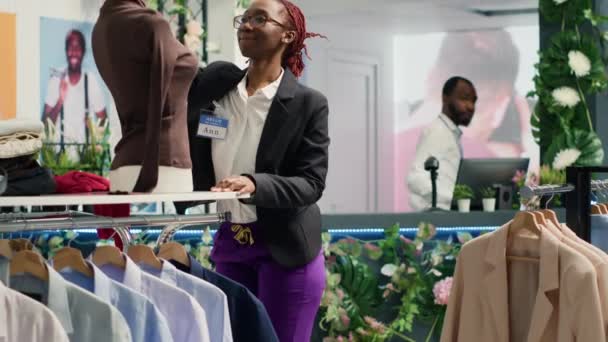 Mulher Reabastecendo Luxo Moda Boutique Roupas Elegantes Manequim Trabalhador Afro — Vídeo de Stock