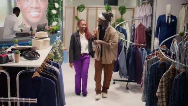 Клієнти Магазині Одягу Під Час Рекламного Сезону Розважаються Щасливі Після — стокове відео