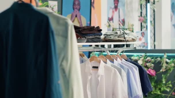 Magasin Vêtements Vide Dans Centre Commercial Avec Des Vêtements Mode — Video