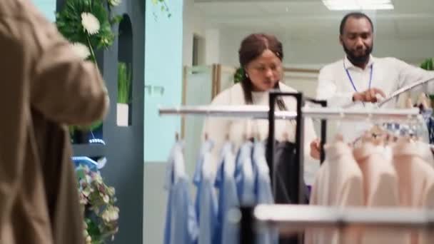 Shoppa Lyxig Klädaffär Och Flickvännen Välja Mellan Två Eleganta Skjortor — Stockvideo