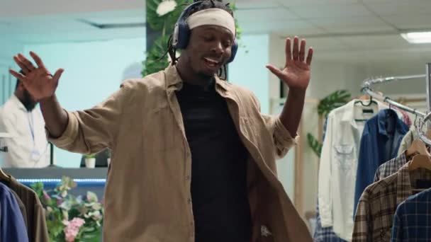 Homem Americano Africano Dançando Boutique Moda Fantasia Enquanto Procura Roupas — Vídeo de Stock