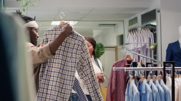 Lüks Giyim Mağazasında Mutlu Alışverişçi Karısından Iki Şık Gömlek Arasında — Stok video