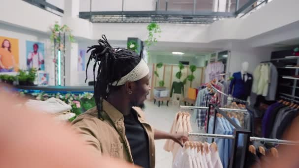 Homem Filmando Pov Vlog Fazer Compras Elegante Boutique Moda Dando — Vídeo de Stock