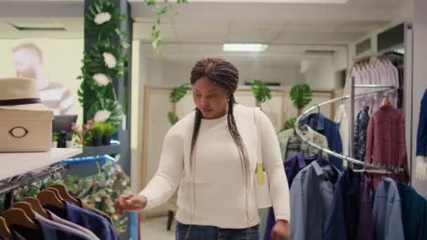 Elbise Mağazasında Şık Kıyafetlere Bakan Bir Kadın Içerideki Arkadaşıyla Tanıştığına — Stok video