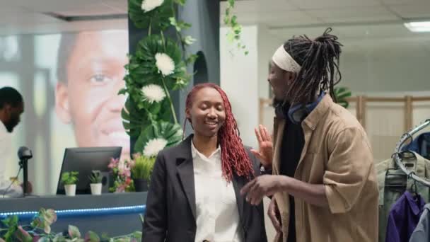 Afro Amerikan Çiftler Mağazada Birlikte Aptalca Davranıyorlar Tanıtım Satışları Konusunda — Stok video