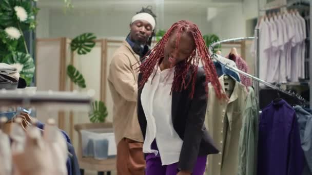 Afro Amerikaanse Vrouw Danst Kledingwinkel Met Boodschappentassen Hand Blij Met — Stockvideo