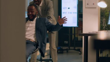 Sıkıcı gece vardiyasında onu eğlendirmek için iş arkadaşı koltuğunu zorlayan eğlenceli muhasebeci. Neşeli çalışanlar eğleniyor, ofiste birlikte oynuyorlar gece boyunca sıkıntıdan kaçınmak için.