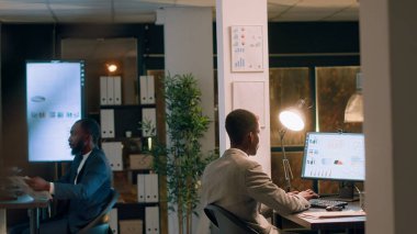 Yeni gelenlere modern ofiste proje görevlerinin nasıl düzgün bir şekilde çözüleceğini öğretiyor. Şirket biniş sürecinde gece vardiyasında çalışan yönetici çalışana yardım ediyor.