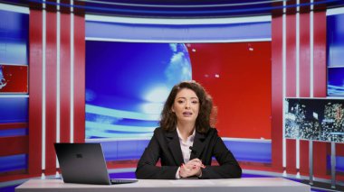 Yayın kuruluşu, en son uluslararası haberlerden bahsederek, dünya haber bülteniyle günlük olayları ele alıyor. Medya sunucusu televizyon programındaki başlıklar hakkında tartıştı, sunum.