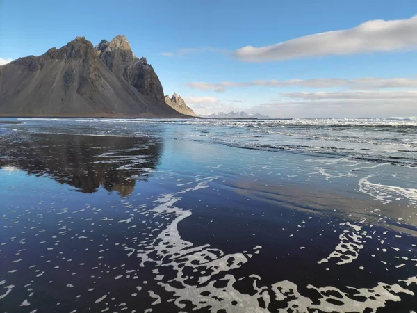 北極海 黒い砂浜とノルディックな自然との壮大なアイスランド風景を満たす山の丘 ベストラホーン山脈のチェーンと海岸で素晴らしい驚くべきことが半島を脅かします — ストック写真
