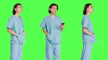 Sağlık çalışanı yeşil ekran şablonu üzerinde bir şey bekliyor, tıbbi üniforma içinde duruyor ve sabırsız davranıyor. Stüdyoda tıp kariyeri ve uzmanlığı olan biri..