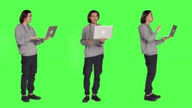 Bilgisayardaki video görüşmesinde modeller el sallıyor, internet bağlantısı video konferansında insanlarla buluşuyor. Asyalı kişi bilgisayarını tutuyor ve arkadaşlarıyla konferans görüşmesi yapıyor, yeşil ekran.