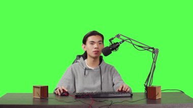 Vlogger 'ın POV' u, Rpg oyunlarını stüdyoda yeşil ekranda yayınlıyor, içerik yaratıcısı canlı web yarışması yapıyor. Asyalı video blogcu masa başında oyun oynuyor ve yayın yapıyor.