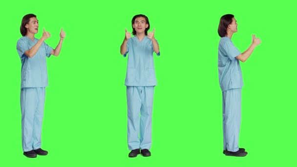 Gezondheidszorg Arts Doet Duimen Omhoog Teken Tegen Geïsoleerde Full Body — Stockvideo