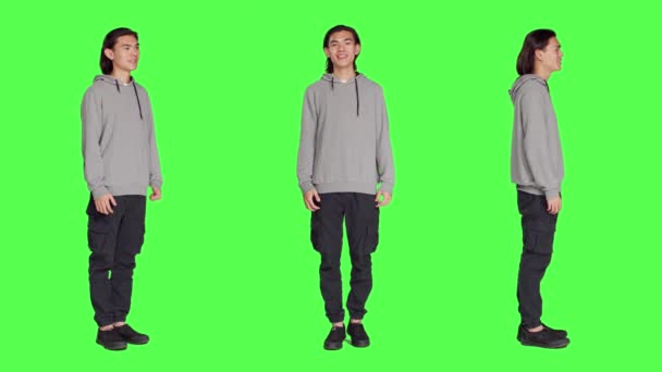 Neşeli Erkek Model Stüdyoda Gülüyor Poz Veriyor Yeşil Ekran Arka — Stok video