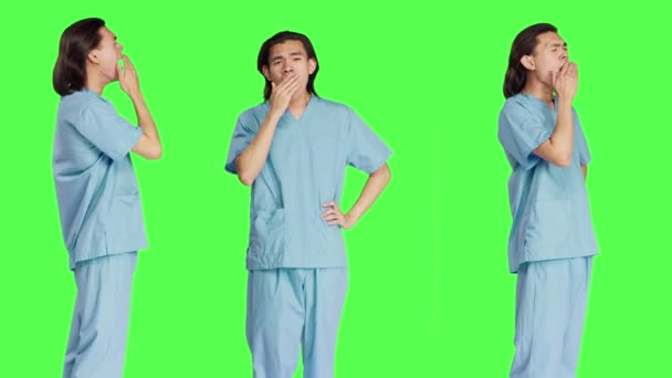 Fáradt Egészségügyi Dolgozó Ásít Stúdióban Zöldfelületen Kimerültnek Érzi Magát Egy — Stock videók