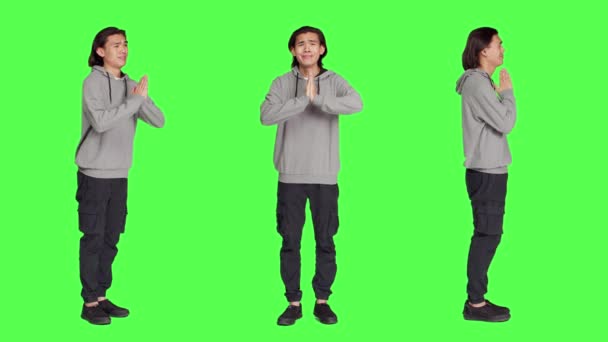 Mužský Model Modlit Bohu Před Kamerou Dělat Modlitební Ruce Znamení — Stock video