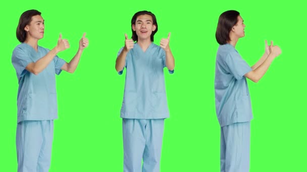 ヘルスケア看護師は 孤立した緑色の背景にサインアップし ジェスチャーのように示し 喜んでいます メディカルアシスタントの提示契約とOkシンボル — ストック動画
