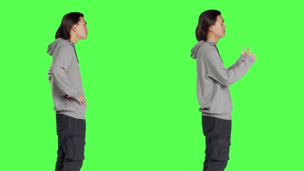 Aziatische Volwassene Doet Duimen Omhoog Symbool Staan Tegen Groenscherm Achtergrond — Stockvideo