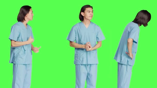 緑色のレイアウトを超えて 医療専門家はイベントを待って 病院の衣装を着て不安に思います 医療の専門知識と能力を持っている人はスタジオに立っています — ストック動画