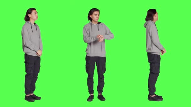 Fiatal Ember Karórát Nézi Ahogy Teljes Test Zöld Hátterének Hátterében — Stock videók