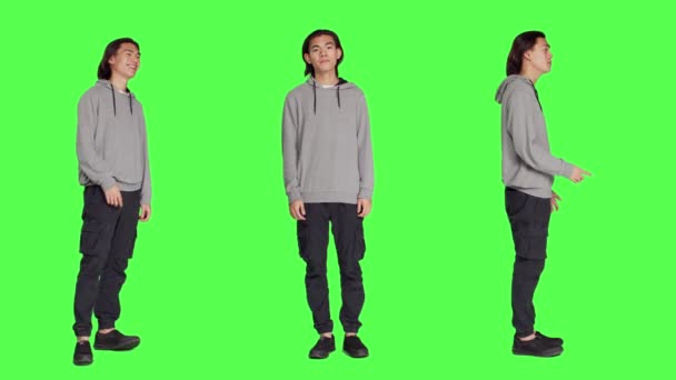 Aziatische Volwassene Toont Overeenstemming Symbool Greenscreen Full Body Achtergrond Doen — Stockvideo