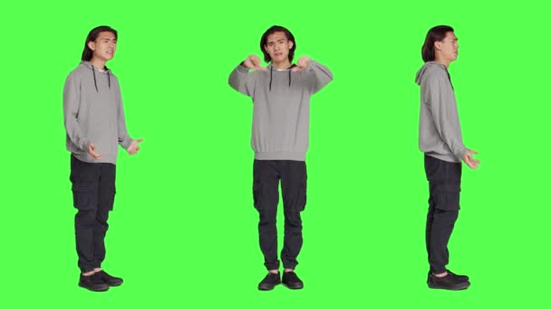 Ázsiai Modell Mutatja Hüvelykujj Lefelé Érzés Elégedetlen Előtt Teljes Test — Stock videók