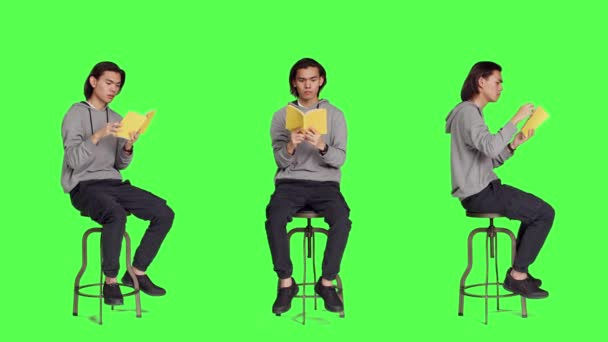 Pessoa Moda Ler Livro Romance Cadeira Contra Modelo Corpo Inteiro — Vídeo de Stock