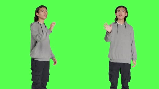 Jeune Adulte Vérifiant Icône Hologramme Studio Avec Fond Vert Regardant — Video