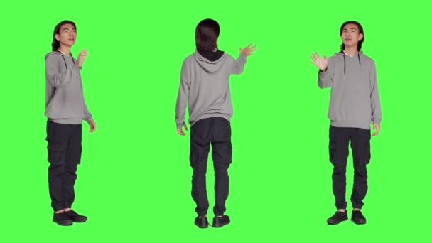 Férfi Modell Néz Hologram Ikon Kamera Teljes Test Zöld Háttér — Stock videók