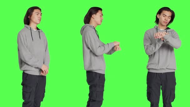 Stüdyoda Genç Yetişkin Yeşil Ekran Arkaplanına Karşı Poz Veriyor Kol — Stok video