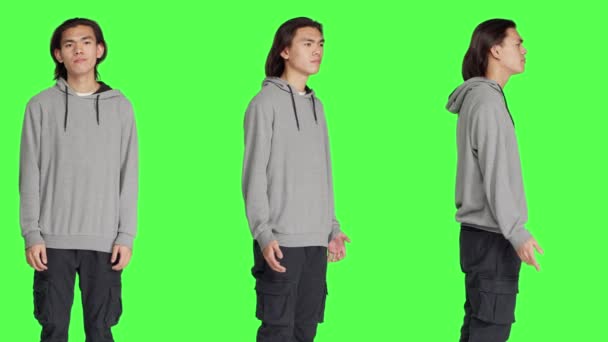 Mladík Nedělá Studiu Žádné Gesto Vyjadřuje Negativitu Nesouhlas Izolovaným Pozadím — Stock video